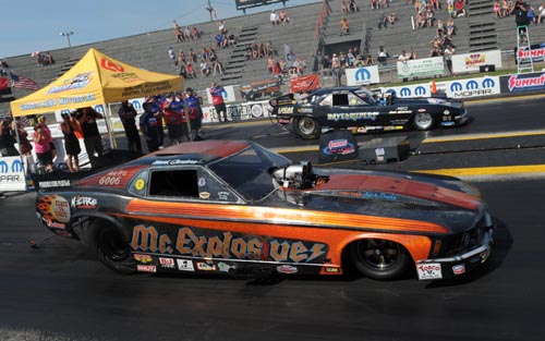 (Mark Sanders (near lane) used a major holeshot to win the IHRA Mopar Canadian Nationals FC title)